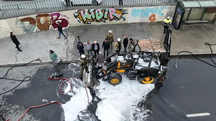 Is Makinesinde Meydana Gelen Yangin Olayi guvenlik Kameralarina Yansidi Is Makinesinde Meydana Gelen Yangin Olayi guvenlik Kameralarina Yansidi