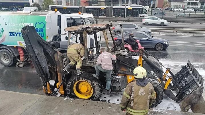 Is Makinesinde Meydana Gelen Yangin Olayi guvenlik Kameralarina Yansidi Is Makinesinde Meydana Gelen Yangin Olayi guvenlik Kameralarina Yansidi