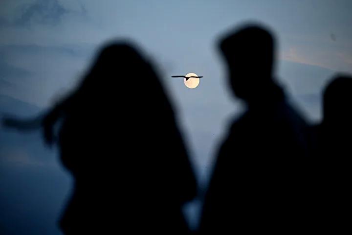 Istanbulda Aksam Gokyuzundeki Muhtesem Dolunay Atmosferi