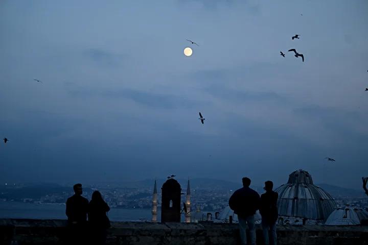 Istanbulda Aksam Gokyuzundeki Muhtesem Dolunay Atmosferi