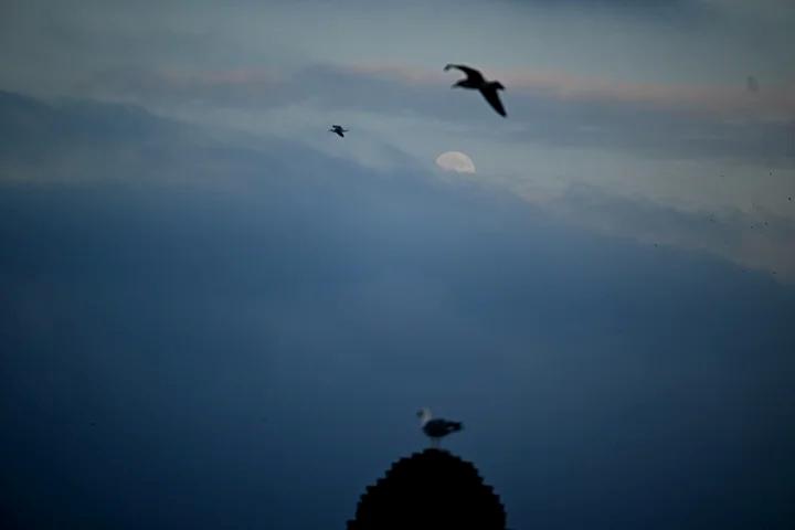Istanbulda Aksam Gokyuzundeki Muhtesem Dolunay Atmosferi