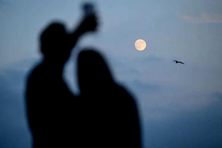 Istanbulda Aksam Gokyuzundeki Muhtesem Dolunay Atmosferi