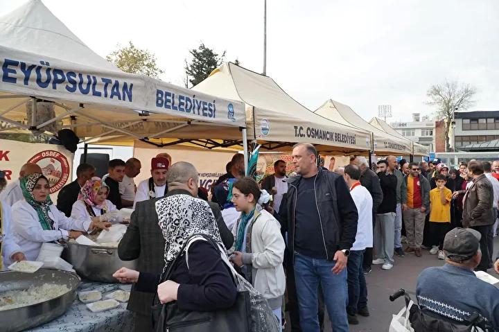 İstanbul’da Osmancık Pirinciyle Lezzet Şöleni Düzenlendi 2 Eyüpsultan Camii Meydanı’nda gerçekleştirilen etkinlik, Osmancık Belediyesi ve OSDEF ortaklığıyla düzenlendi ve yüzlerce kişinin katılımıyla memory yapıldı.