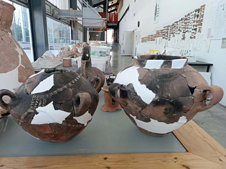 Izmir Arkeoloji Kazilarinda Yeni Bulgular ve Kazi Calismalari Hakkinda Guncel Bilgiler