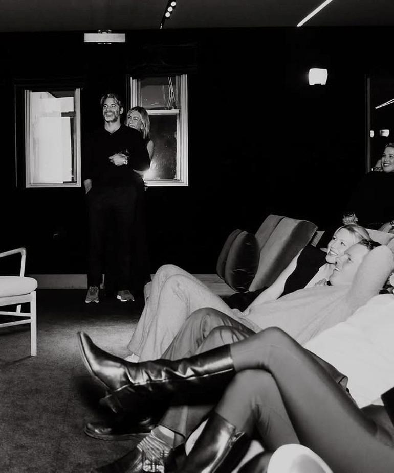 Jennifer Aniston ve Jim Curtisin Ask Hikayesi Gun yuzune Cikti