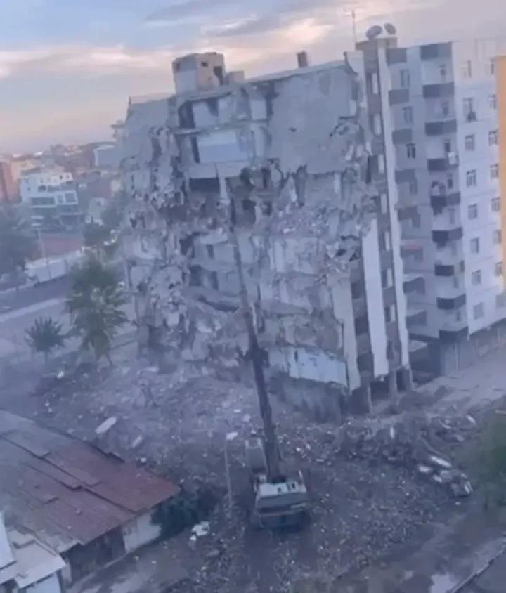 Kahramanmaraş Depremi Sonrası Güvenliğin Sağlanması İçin Yapılan Kontrollü Yıkım Sırasında Bina Çöktü