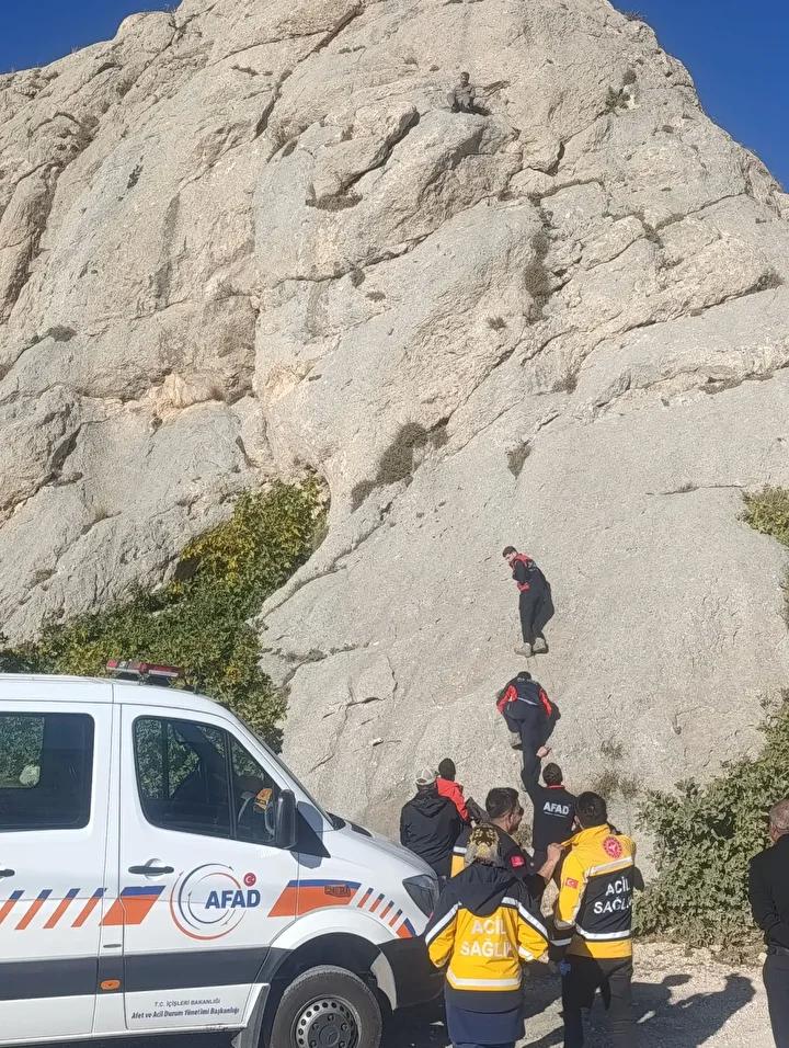 Kalecik Mahallesi Kayalıklarında Mahsur Kalan Şefik Bartin Kurtarıldı