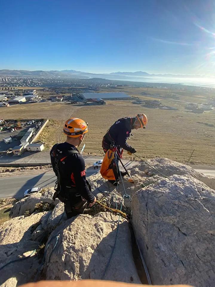 Kalecik Mahallesi Kayalıklarında Mahsur Kalan Şefik Bartin Kurtarıldı