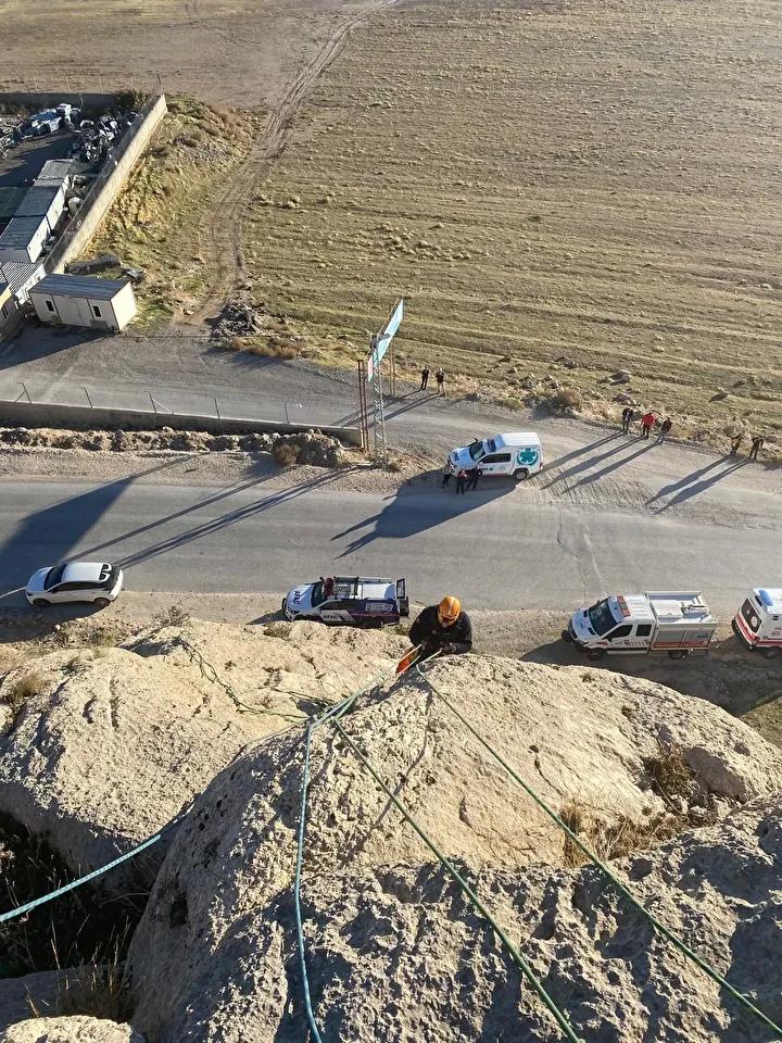 Kalecik Mahallesi Kayalıklarında Mahsur Kalan Şefik Bartin Kurtarıldı