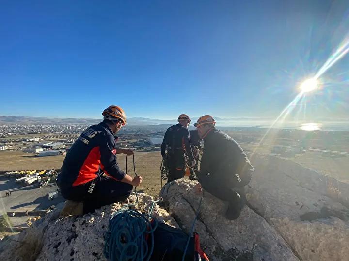 Kalecik Mahallesi Kayalıklarında Mahsur Kalan Şefik Bartin Kurtarıldı