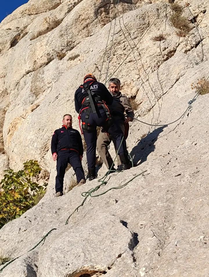 Kalecik Mahallesi Kayalıklarında Mahsur Kalan Şefik Bartin Kurtarıldı