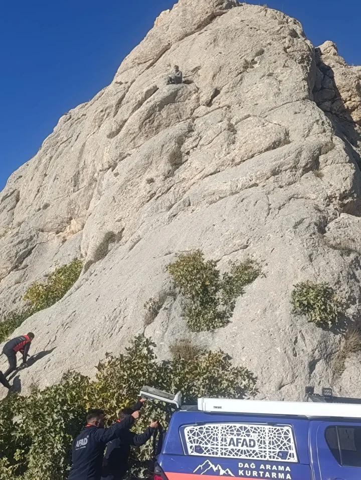 Kalecik Mahallesi Kayalıklarında Mahsur Kalan Şefik Bartin Kurtarıldı