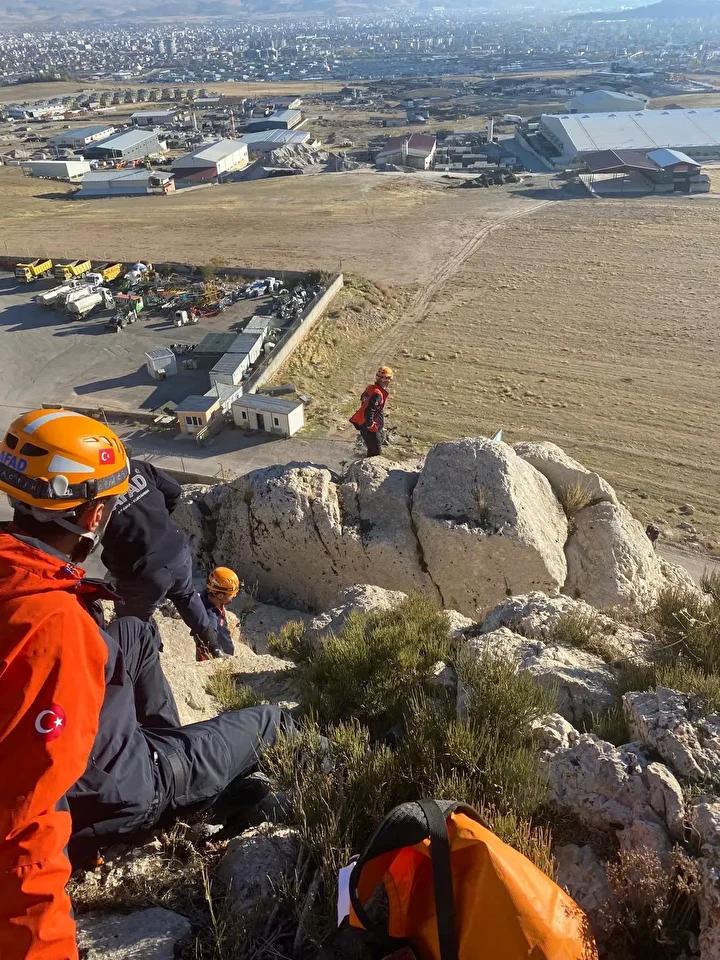 Kalecik Mahallesi Kayalıklarında Mahsur Kalan Şefik Bartin Kurtarıldı
