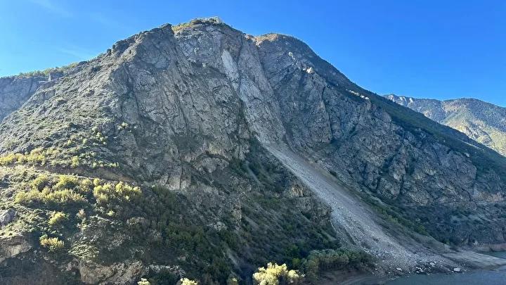 Kaya Parçaları Yamaçtan Koparak Nehri Düşürdü ve Bölge Güvenlik İncelemeleri Başlattı