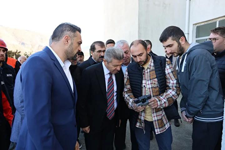 Kaya Parçaları Yamaçtan Koparak Nehri Düşürdü ve Bölge Güvenlik İncelemeleri Başlattı