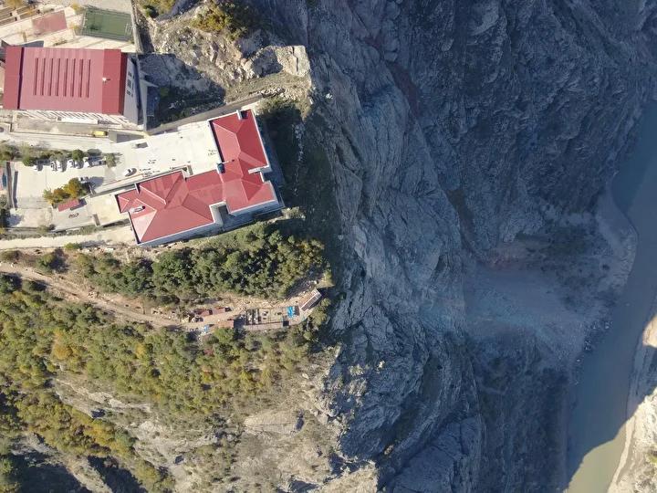 Kaya Parçaları Yamaçtan Koparak Nehri Düşürdü ve Bölge Güvenlik İncelemeleri Başlattı