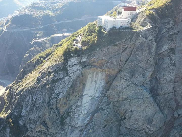 Kaya Parçaları Yamaçtan Koparak Nehri Düşürdü ve Bölge Güvenlik İncelemeleri Başlattı