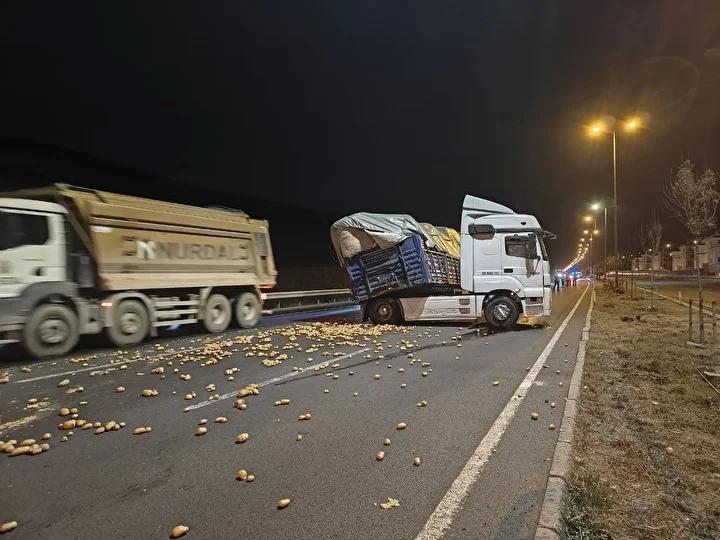 Kayseri Yolunda Patates Yuklu Tirin Kaza Ani ve Sonrasi Kayseri Yolunda Patates Yuklu Tirin Kaza Ani ve Sonrasi