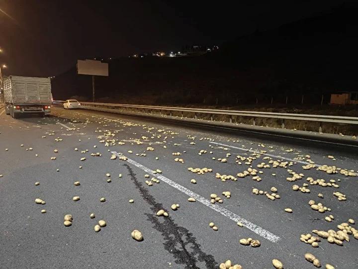 Kayseri Yolunda Patates Yuklu Tirin Kaza Ani ve Sonrasi Kayseri Yolunda Patates Yuklu Tirin Kaza Ani ve Sonrasi
