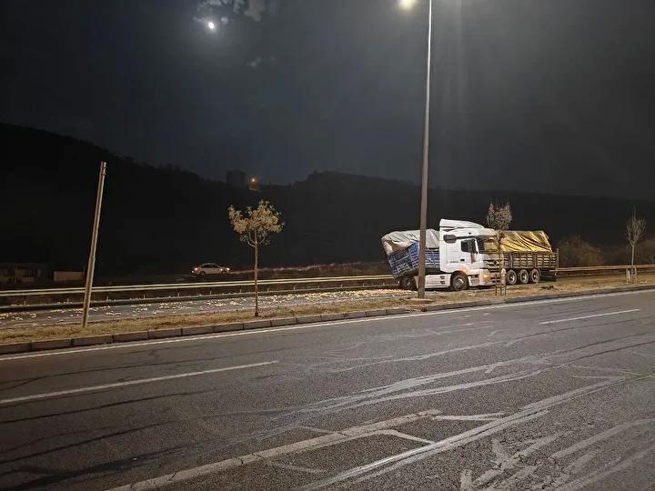 Kayseri Yolunda Patates Yuklu Tirin Kaza Ani ve Sonrasi Kayseri Yolunda Patates Yuklu Tirin Kaza Ani ve Sonrasi