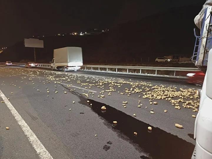 Kayseri Yolunda Patates Yuklu Tirin Kaza Ani ve Sonrasi Kayseri Yolunda Patates Yuklu Tirin Kaza Ani ve Sonrasi