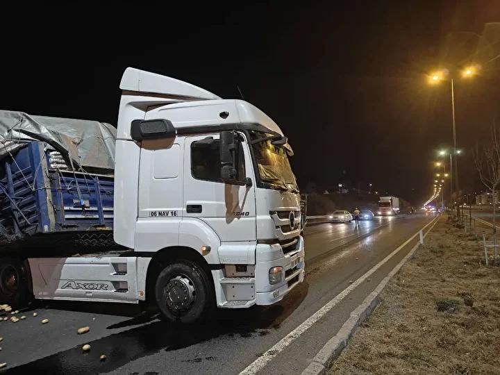 Kayseri Yolunda Patates Yuklu Tirin Kaza Ani ve Sonrasi Kayseri Yolunda Patates Yuklu Tirin Kaza Ani ve Sonrasi