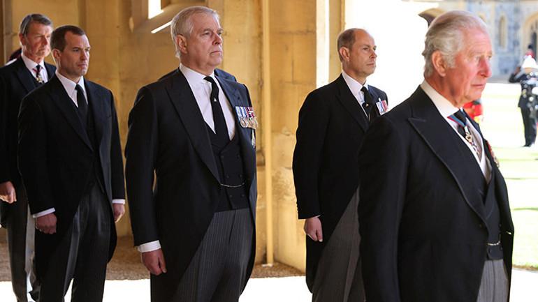 Kral Charles Prens Andrewun Unvanlarini ve Haklarini Geri Aliyor Kralice Elizabethin Yaklasimi ve Andrewun Durumu