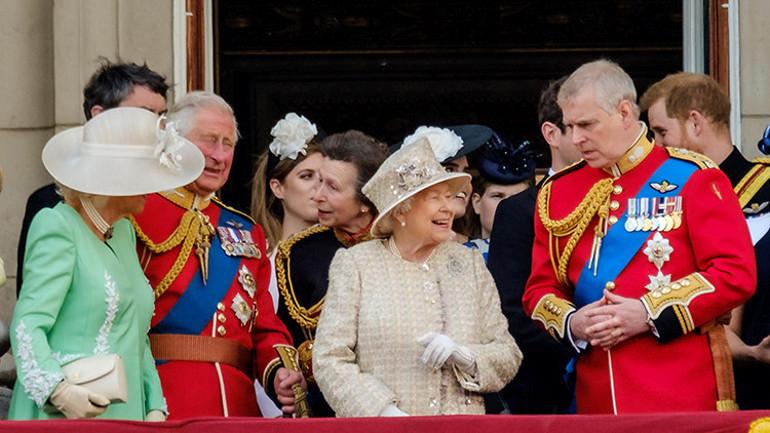 Kral Charles Prens Andrewun Unvanlarini ve Haklarini Geri Aliyor Yasal ve Sosyal Sonuclar