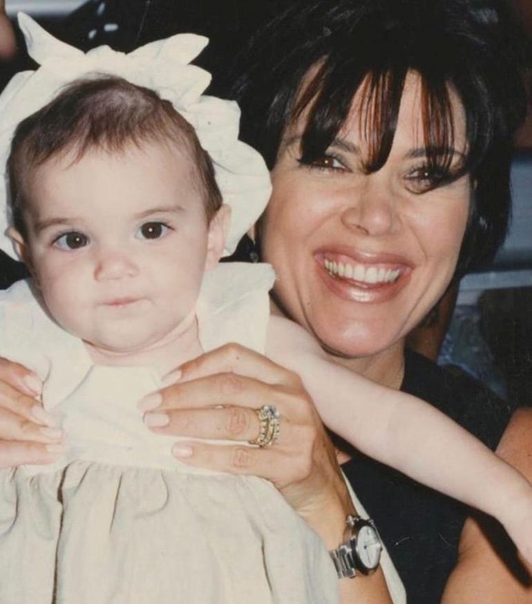 Kris Jenner8217in Sohret Servet ve Estetik Seruveni 70 Yasinda Genc Kalmanin Estetik ve Zayiflama Konusunda Durust Tavri