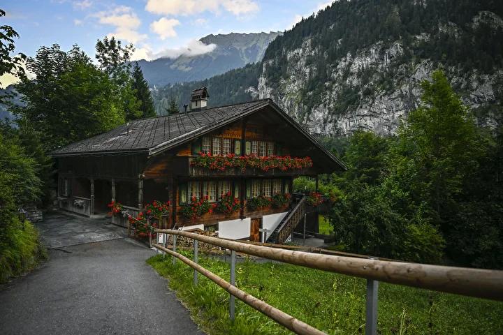 Lauterbrunnen Vadisi: Doğa Harikalarının Buluştuğu Eşsiz Manzara