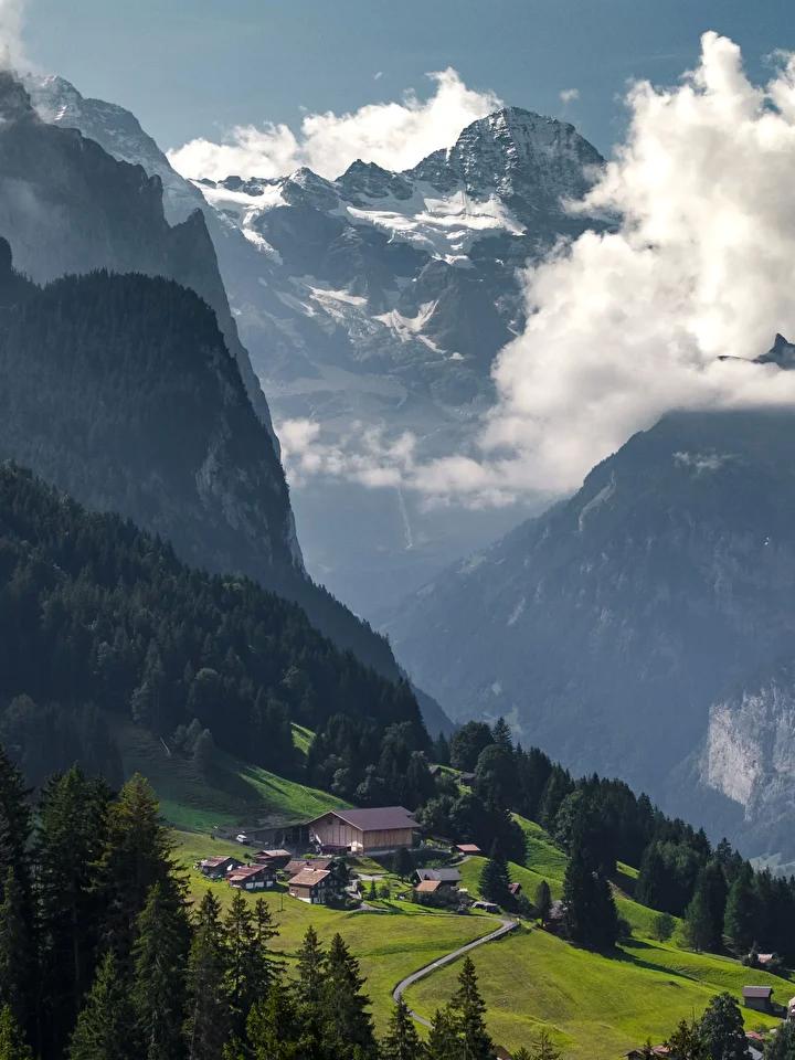 Lauterbrunnen Vadisi: Doğa Harikalarının Buluştuğu Eşsiz Manzara