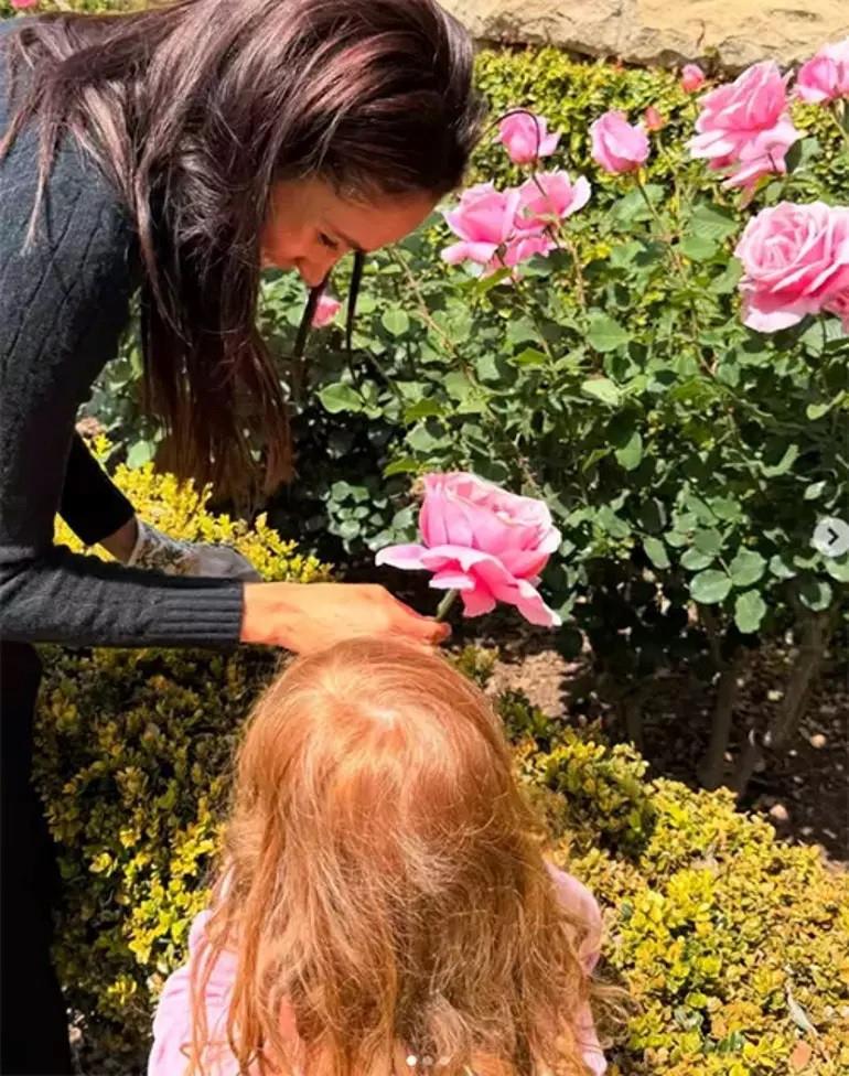 Meghan Markle ve Harry Cifti Medya ve Kraliyet Sonrasi Hayatin Calkantilari Ic Ice Gezen Duygular ve Toplumsal Tepkiler