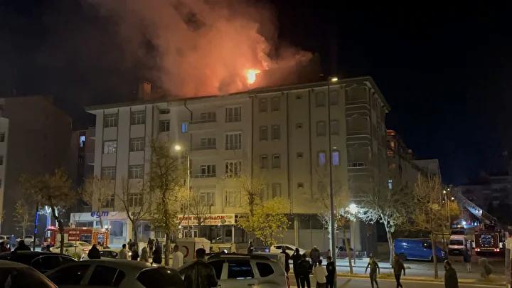 Merkezi Emek Mahallesinde Cati Yangini Kontrol Altina Alindi