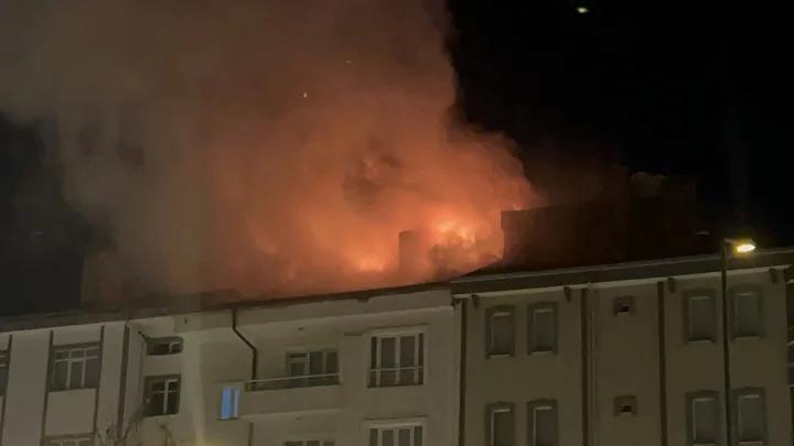 Merkezi Emek Mahallesinde Cati Yangini Kontrol Altina Alindi