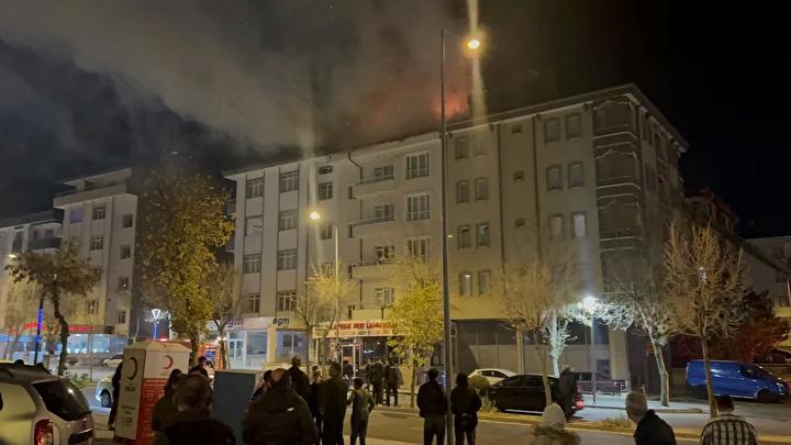 Merkezi Emek Mahallesinde Cati Yangini Kontrol Altina Alindi