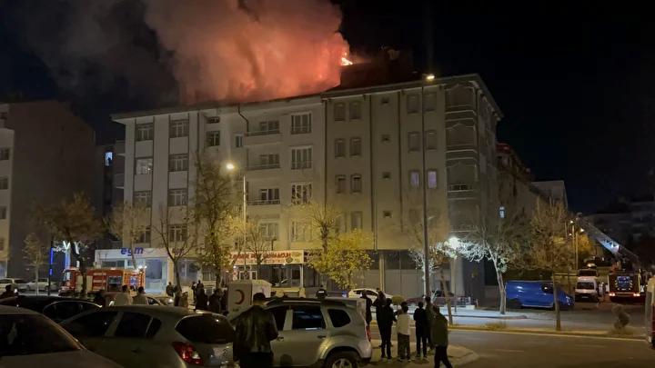 Merkezi Emek Mahallesinde Cati Yangini Kontrol Altina Alindi