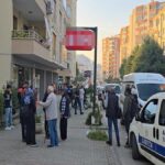 Mudanyada Eski esinin calistigi markete gelen adam bicakla saldirdi