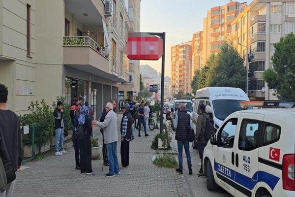 Mudanyada Eski esinin calistigi markete gelen adam bicakla saldirdi