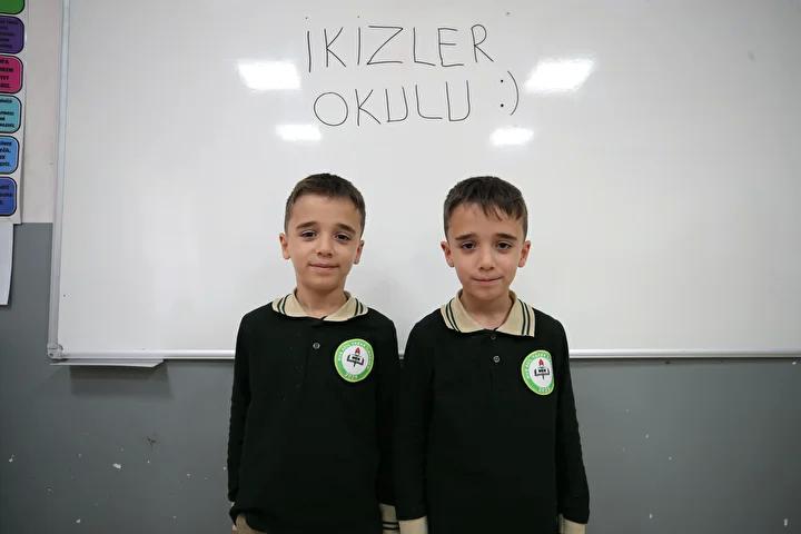 Mustaki 21 Ikiz Ogrencinin Okul Hikayesi ve Ogretmenlerinin Deneyimleri