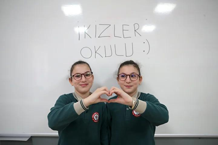 Mustaki 21 Ikiz Ogrencinin Okul Hikayesi ve Ogretmenlerinin Deneyimleri