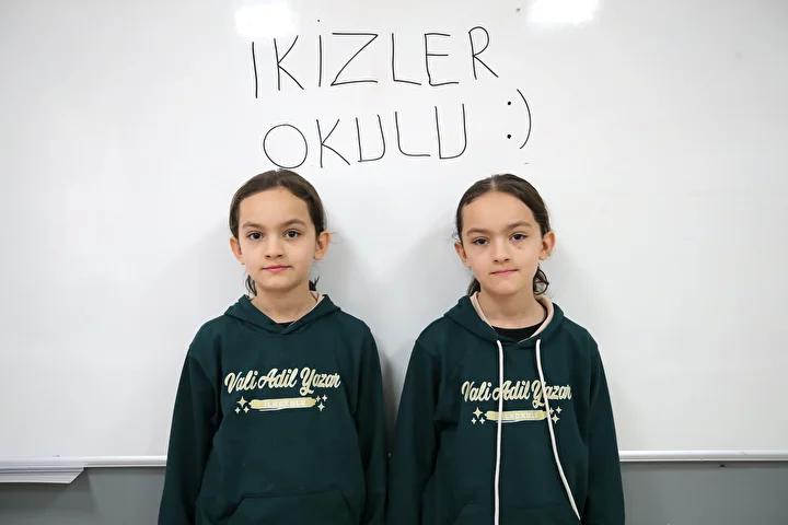 Mustaki 21 Ikiz Ogrencinin Okul Hikayesi ve Ogretmenlerinin Deneyimleri