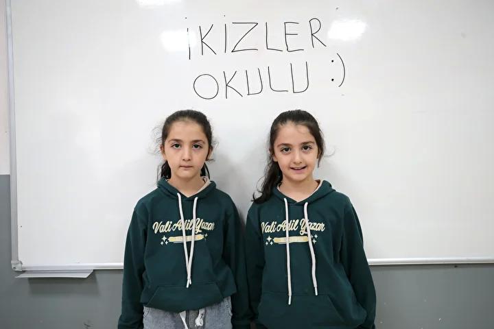 Mustaki 21 Ikiz Ogrencinin Okul Hikayesi ve Ogretmenlerinin Deneyimleri