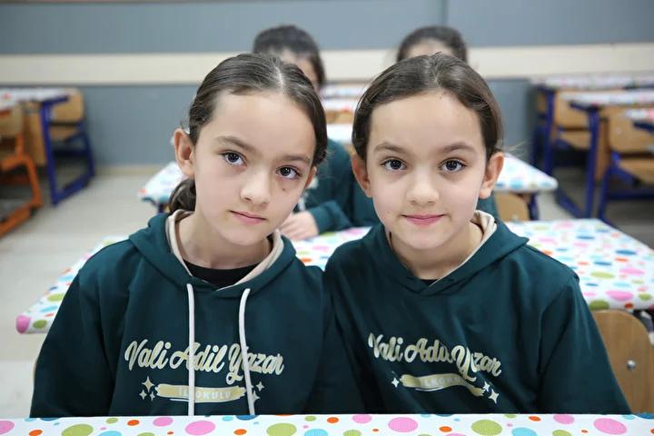 Mustaki 21 Ikiz Ogrencinin Okul Hikayesi ve Ogretmenlerinin Deneyimleri