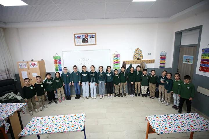 Mustaki 21 Ikiz Ogrencinin Okul Hikayesi ve Ogretmenlerinin Deneyimleri