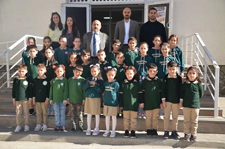 Mustaki 21 Ikiz Ogrencinin Okul Hikayesi ve Ogretmenlerinin Deneyimleri