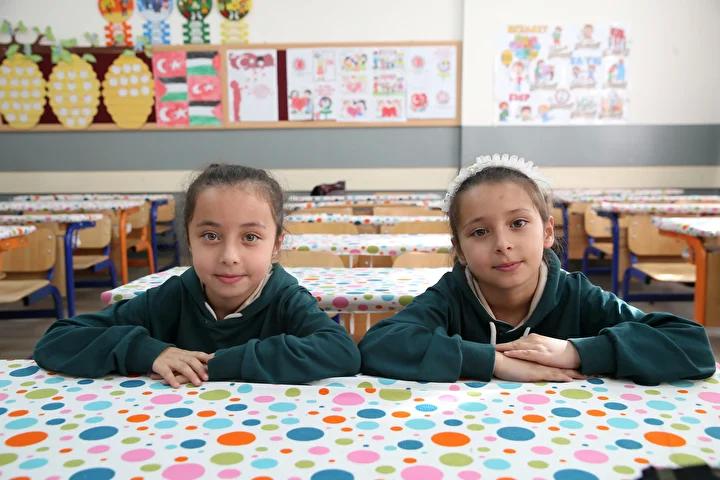 Mustaki 21 Ikiz Ogrencinin Okul Hikayesi ve Ogretmenlerinin Deneyimleri