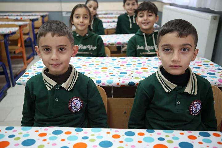 Mustaki 21 Ikiz Ogrencinin Okul Hikayesi ve Ogretmenlerinin Deneyimleri