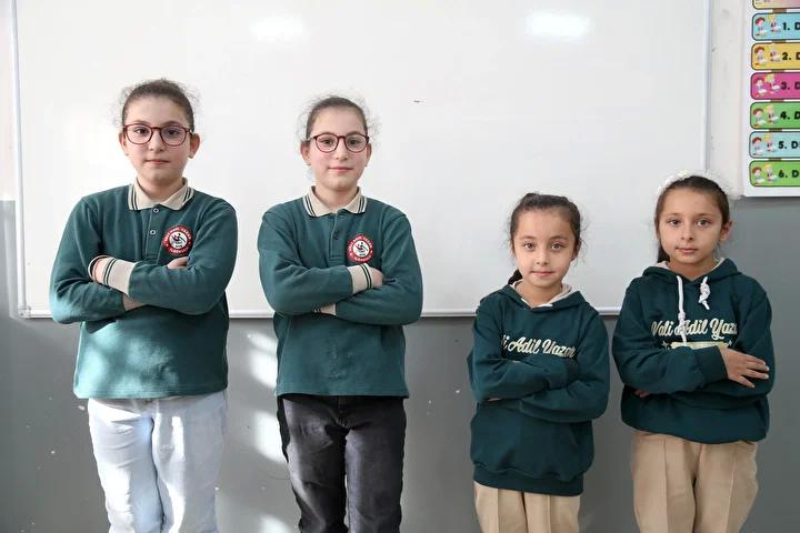 Mustaki 21 Ikiz Ogrencinin Okul Hikayesi ve Ogretmenlerinin Deneyimleri