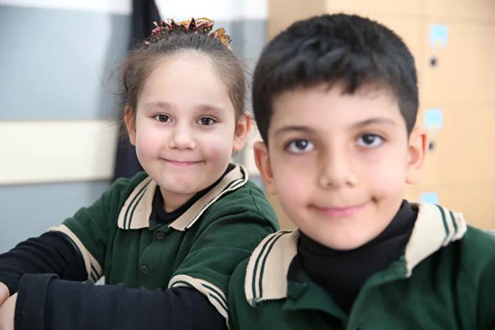 Mustaki 21 Ikiz Ogrencinin Okul Hikayesi ve Ogretmenlerinin Deneyimleri