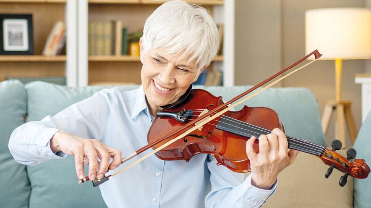 Muzik ve Enstruman Calma Yaslilarda Demans Riskini Azaltiyor